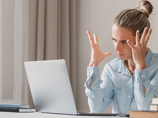 Frau-Laptop-genervt-307702896-AS-Nadezhda