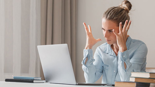 Frau-Laptop-genervt-307702896-AS-Nadezhda