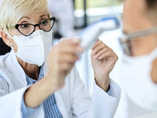 Aerztin-Patient-Masken-375835553-AS-Drazen