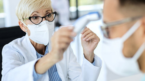 Aerztin-Patient-Masken-375835553-AS-Drazen