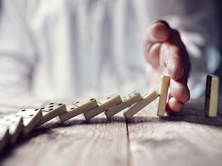 Hand-Dominosteine-163351947-AS-Brian-Jackson