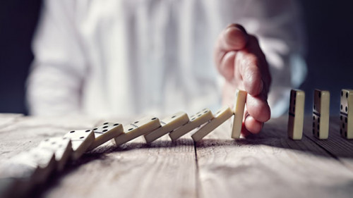 Hand-Dominosteine-163351947-AS-Brian-Jackson