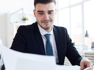 Anzugtraeger-Papier-Grinsen-255965936-AS-Seventyfour