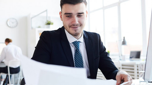 Anzugtraeger-Papier-Grinsen-255965936-AS-Seventyfour