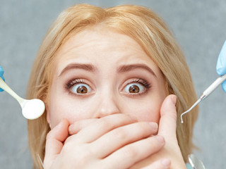 Frau-Angst-Zahnarzt-143454386-AS-Nestor