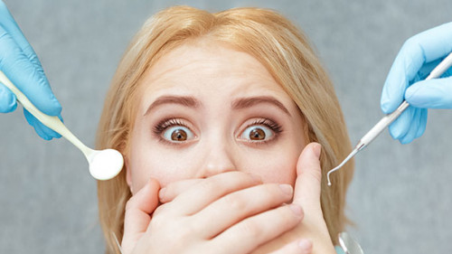 Frau-Angst-Zahnarzt-143454386-AS-Nestor