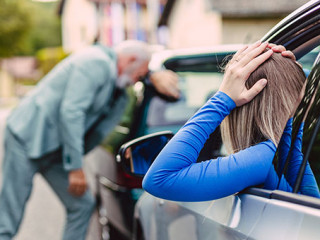 Frau-Mann-Autounfall-299192783-AS-hedgehog94