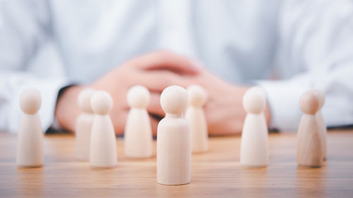 Anzugtraeger-Spielfiguren-336312528-AS-Looker-Studio