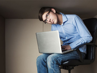 Student-Laptop-Karton-180778267-AS-igorp17