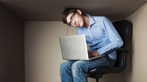 Student-Laptop-Karton-180778267-AS-igorp17