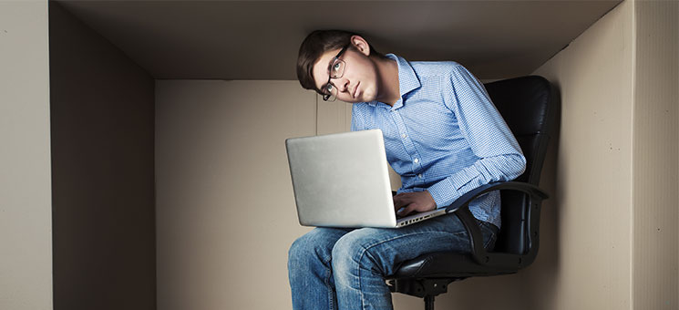 Student-Laptop-Karton-180778267-AS-igorp17
