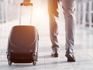 Anzugtraeger-Rollkoffer-278783089-AS-Prostock-studio