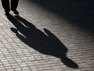 Anzugtraeger-Schatten-335417473-AS-PeskyMonkey