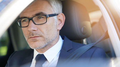 Anzugtraeger-Kfz-183331844-AS-goodluz