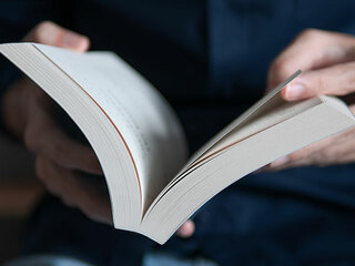 Mann-Buch-223579332-AS-wachiwit