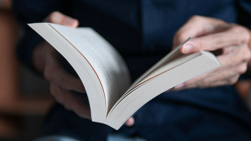 Mann-Buch-223579332-AS-wachiwit