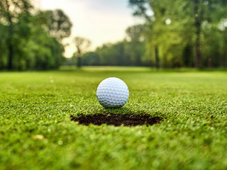 Golfball-vor-Loch-159650534-AS-EwaStudio