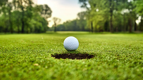 Golfball-vor-Loch-159650534-AS-EwaStudio