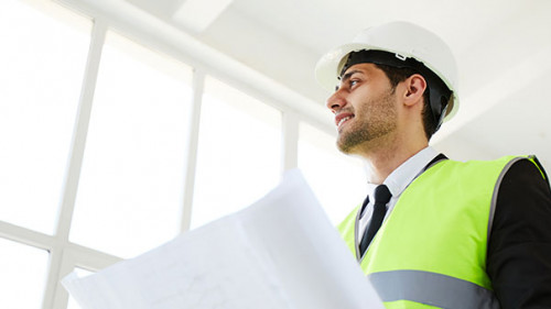 Mann-Schutzhelm-Warnweste-Plan-267655551-AS-Seventyfour