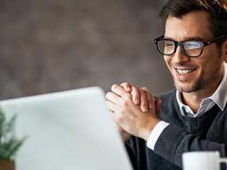 Anzugtraeger-Laptop-Laecheln-254779767-AS-Drazen