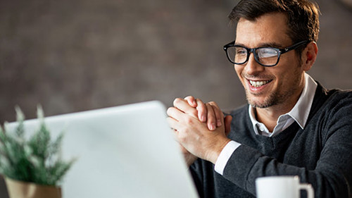 Anzugtraeger-Laptop-Laecheln-254779767-AS-Drazen