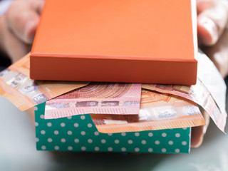 Anzugtraeger-Geld-Geschenk-199508748-AS-Andrey-Popov