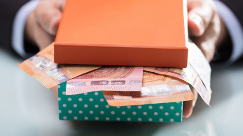 Anzugtraeger-Geld-Geschenk-199508748-AS-Andrey-Popov