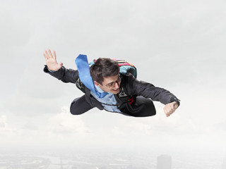 Anzugtraeger-Fallschirm-109796844-AS-Sergey-Nivens