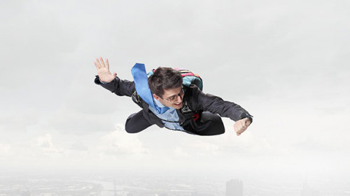 Anzugtraeger-Fallschirm-109796844-AS-Sergey-Nivens