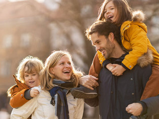 Happy-Family-Herbst-318901728-AS-pikselstock