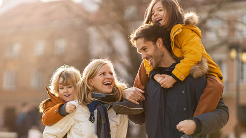 Happy-Family-Herbst-318901728-AS-pikselstock