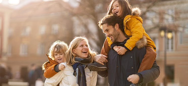 Happy-Family-Herbst-318901728-AS-pikselstock