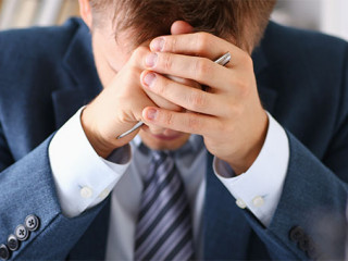 Anzugtareger-verzweifelt-326682930-AS-H-Ko