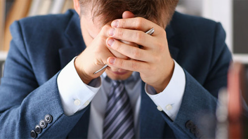 Anzugtareger-verzweifelt-326682930-AS-H-Ko