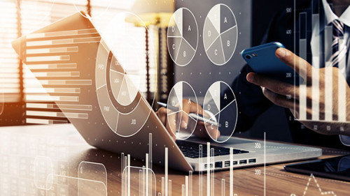 Anzugtraeger-Laptop-Balken-325254748-AS-metamorworks