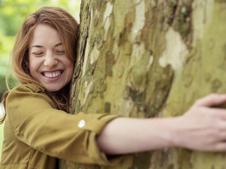 Frau-umarmt-Baum-84949494-AS-contrastwerkstatt