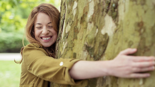 Frau-umarmt-Baum-84949494-AS-contrastwerkstatt