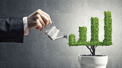 Anzugtraeger-gießt-Diagramm-Pflanze-134155636-AS-adam121