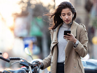 Frau-Fahrrad-Smartphone-340886485-AS-nenetus