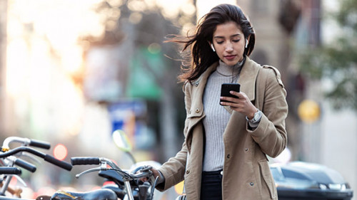 Frau-Fahrrad-Smartphone-340886485-AS-nenetus