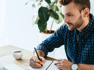 Mann-Laptop-Notizen-227015180-AS-LIGHTFIELD-STUDIOS