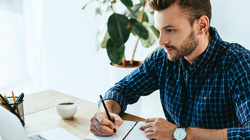 Mann-Laptop-Notizen-227015180-AS-LIGHTFIELD-STUDIOS