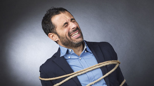 Anzugtraeger-gefesselt-163931820-AS-alex-pin