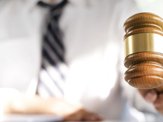 Anzugtraeger-Richterhammer-247116037-AS-memyjo