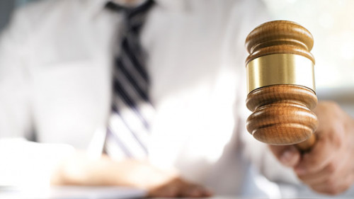 Anzugtraeger-Richterhammer-247116037-AS-memyjo