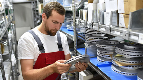 Mechaniker-Warenlager-247320456-AS-industrieblick