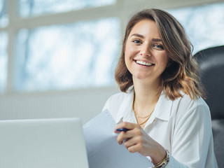 Frau-Laptop-Laecheln-248855440-AS-Suteren-Studio