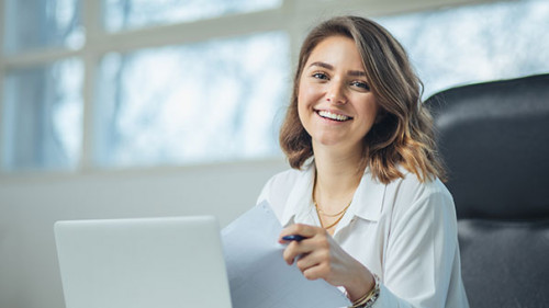 Frau-Laptop-Laecheln-248855440-AS-Suteren-Studio