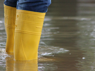 Gummistiefel-Hochwasser-100734525-AS-Rico-Loeb
