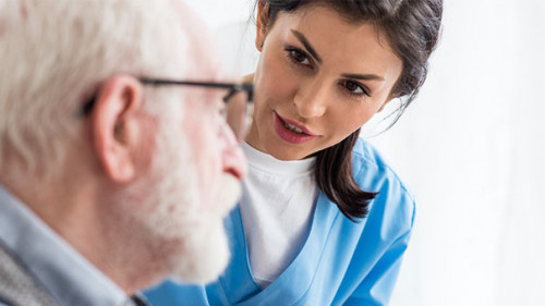 Senior-Pflegekraft-272819224-AS-LIGHTFIELD-STUDIOS